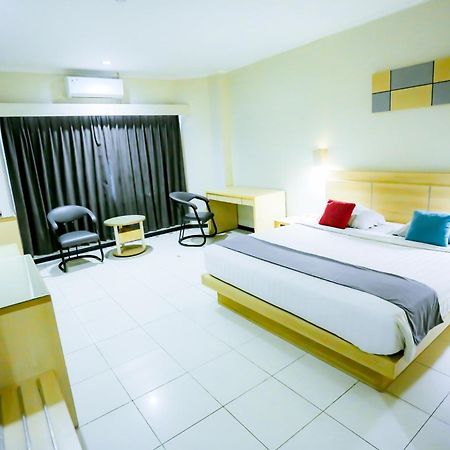 Merpati Hotel Понтианак Екстериор снимка