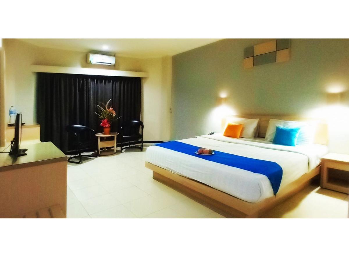 Merpati Hotel Понтианак Екстериор снимка