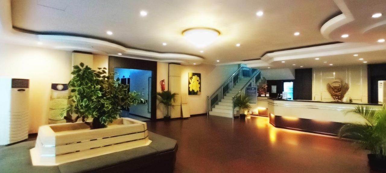 Merpati Hotel Понтианак Екстериор снимка