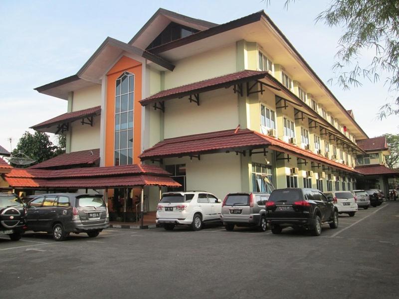 Merpati Hotel Понтианак Екстериор снимка