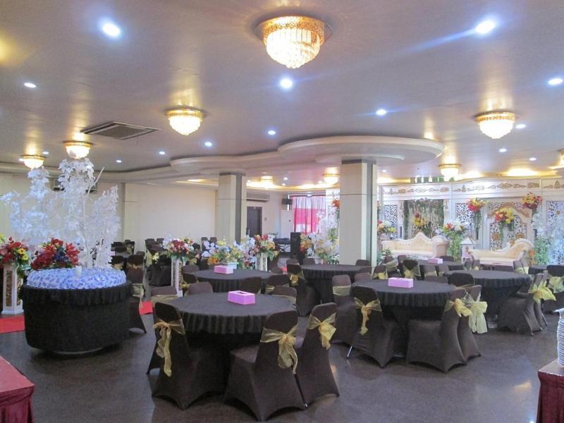 Merpati Hotel Понтианак Екстериор снимка