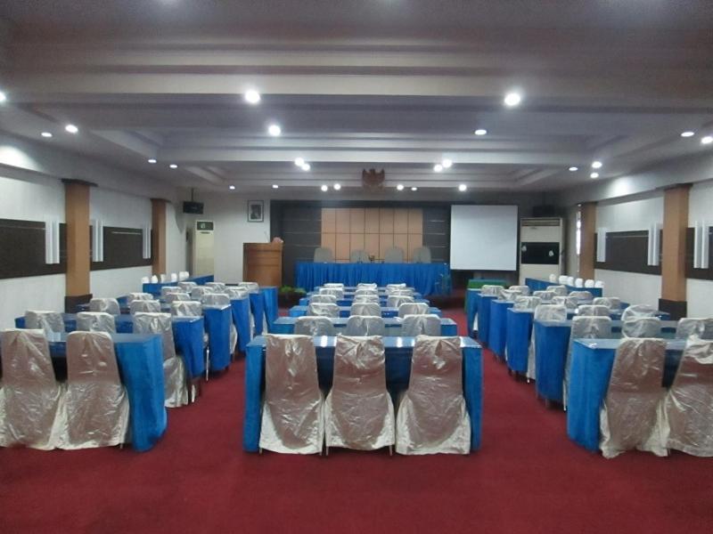 Merpati Hotel Понтианак Екстериор снимка
