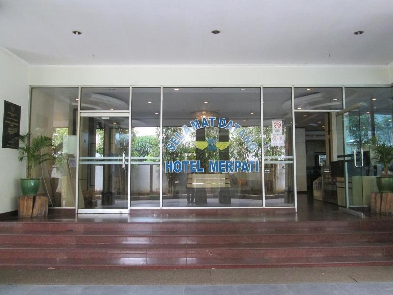 Merpati Hotel Понтианак Екстериор снимка