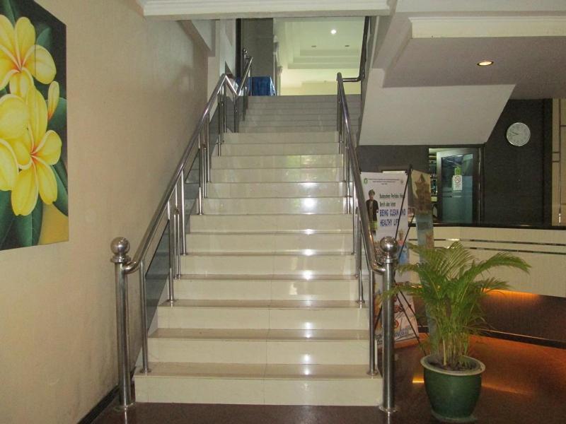 Merpati Hotel Понтианак Екстериор снимка