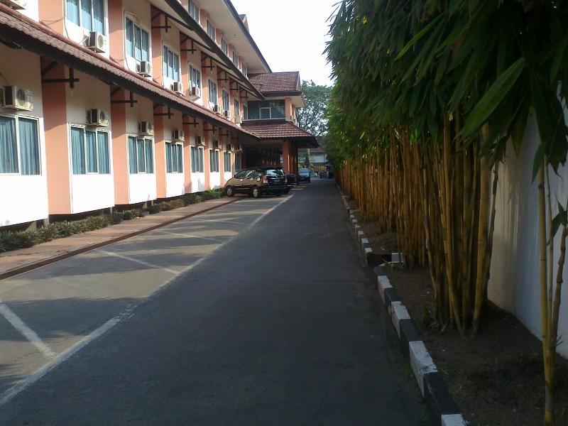 Merpati Hotel Понтианак Екстериор снимка